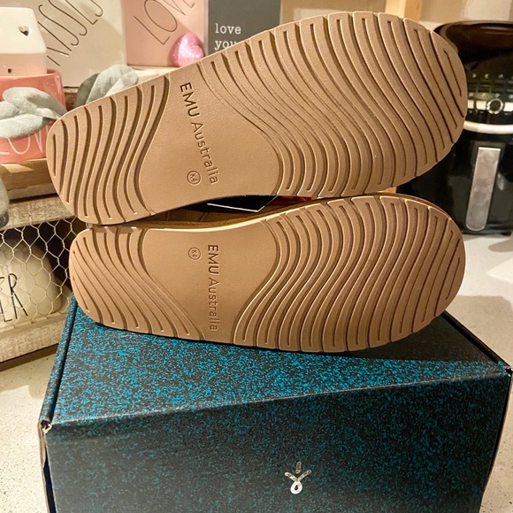 Girls size 4 EMU Australia boots - Picture 6 of 9